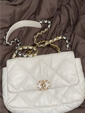 CHANEL Cream Quilted Shoulder Bag with Gold-Tone CC Turnlock